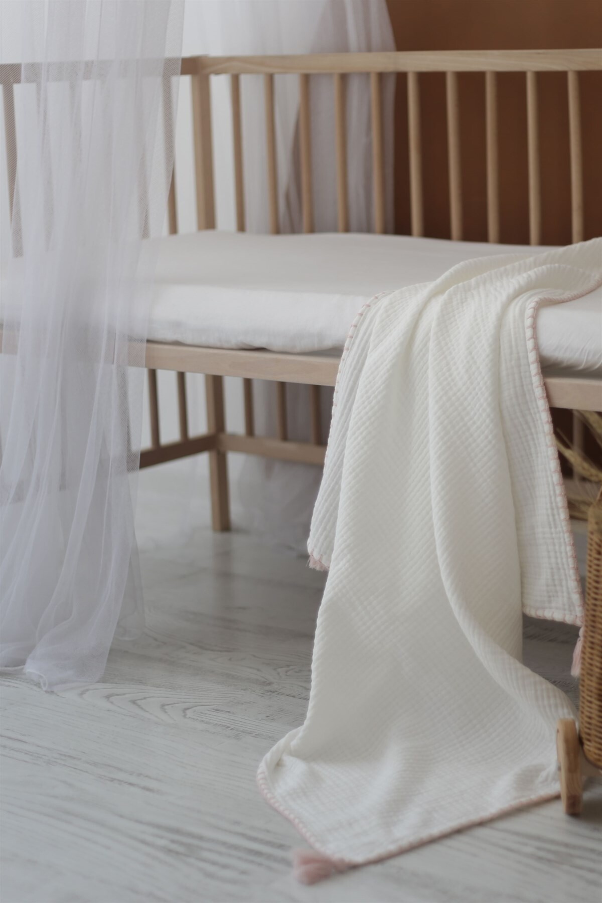 El İşlemeli 4 Katlı Müslin Bebek Örtüsü - Ekru / Pudra