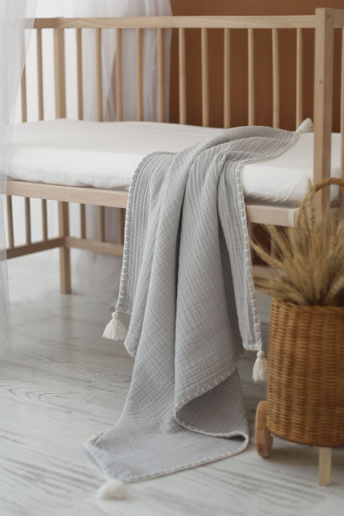 El İşlemeli 4 Katlı Müslin Bebek Örtüsü - Gri / Ekru