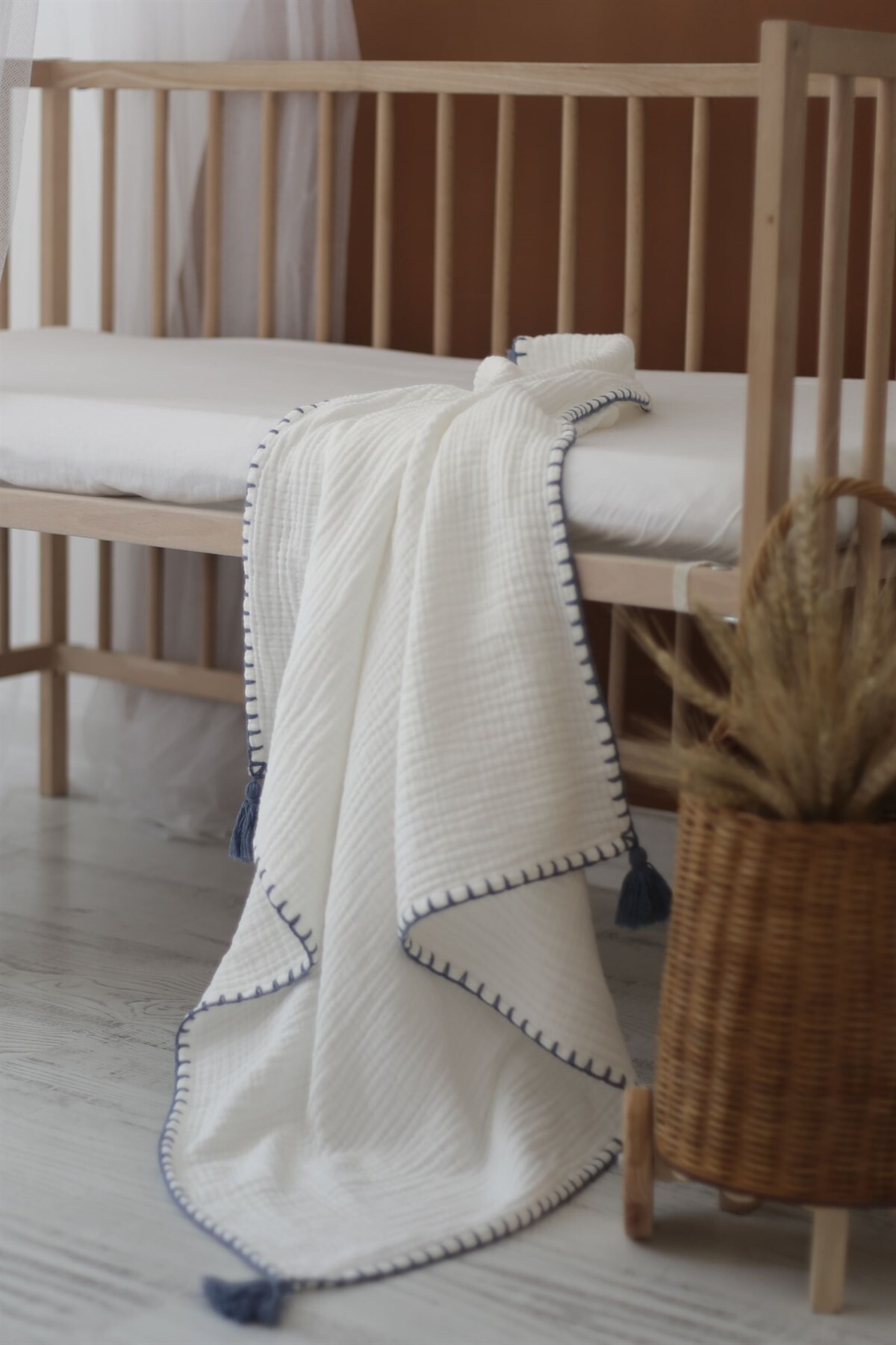 El İşlemeli 4 Katlı Müslin Bebek Örtüsü - Ekru / İndigo