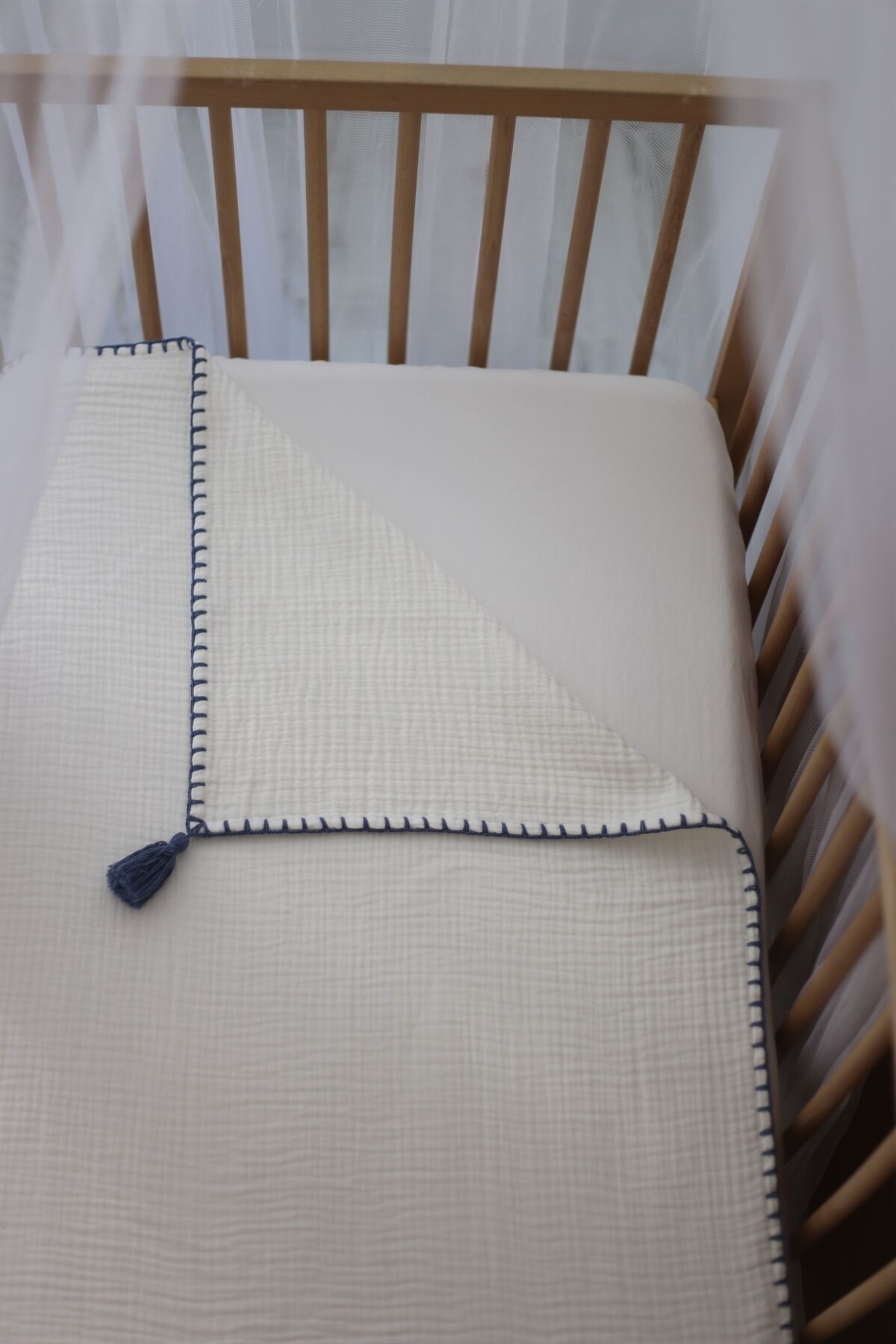 El İşlemeli 4 Katlı Müslin Bebek Örtüsü - Ekru / İndigo