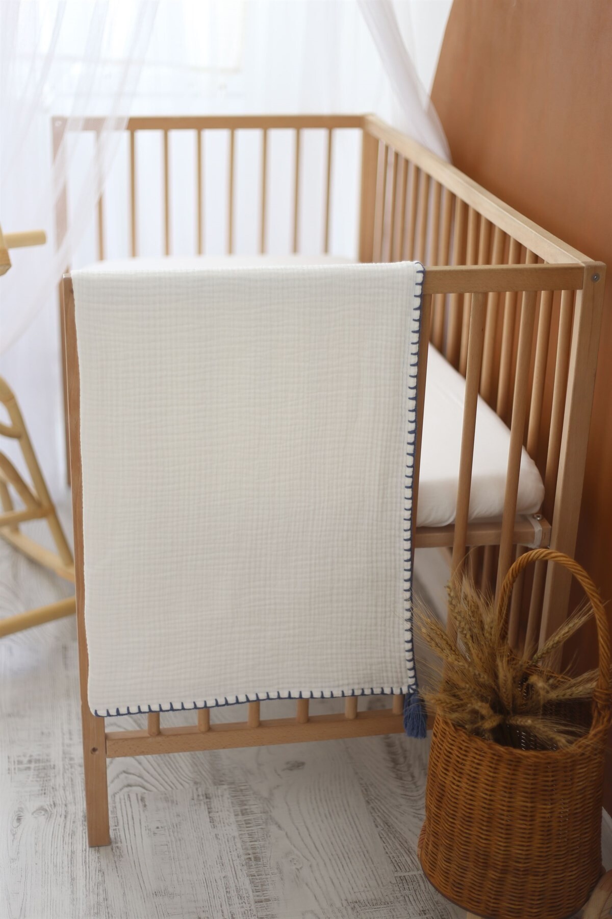 El İşlemeli 4 Katlı Müslin Bebek Örtüsü - Ekru / İndigo