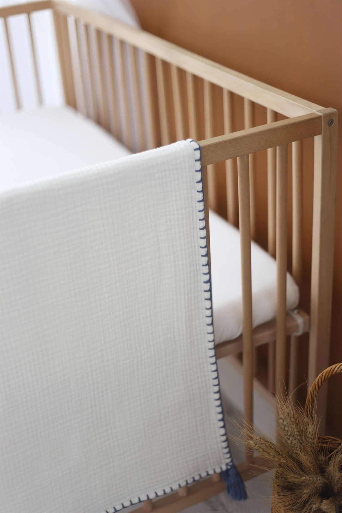 El İşlemeli 4 Katlı Müslin Bebek Örtüsü - Ekru / İndigo