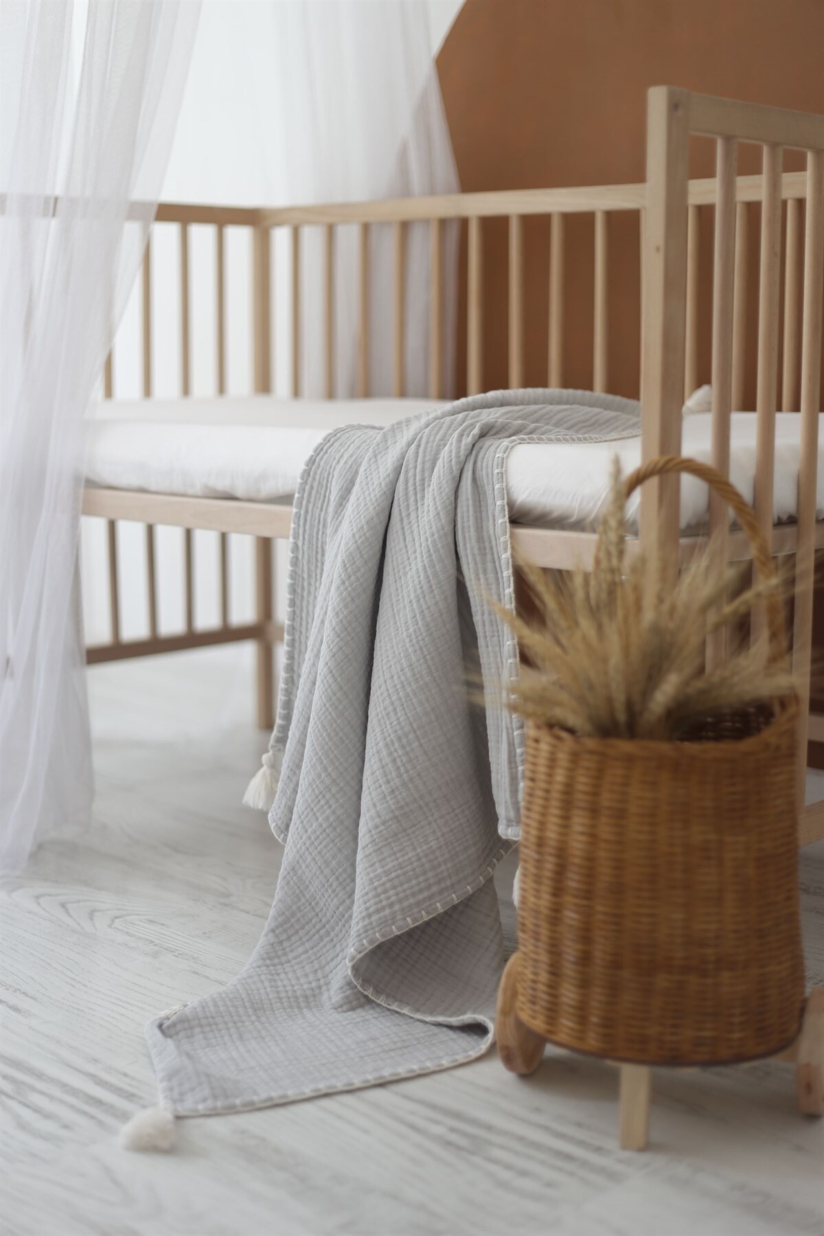 El İşlemeli 4 Katlı Müslin Bebek Örtüsü - Gri / Beyaz