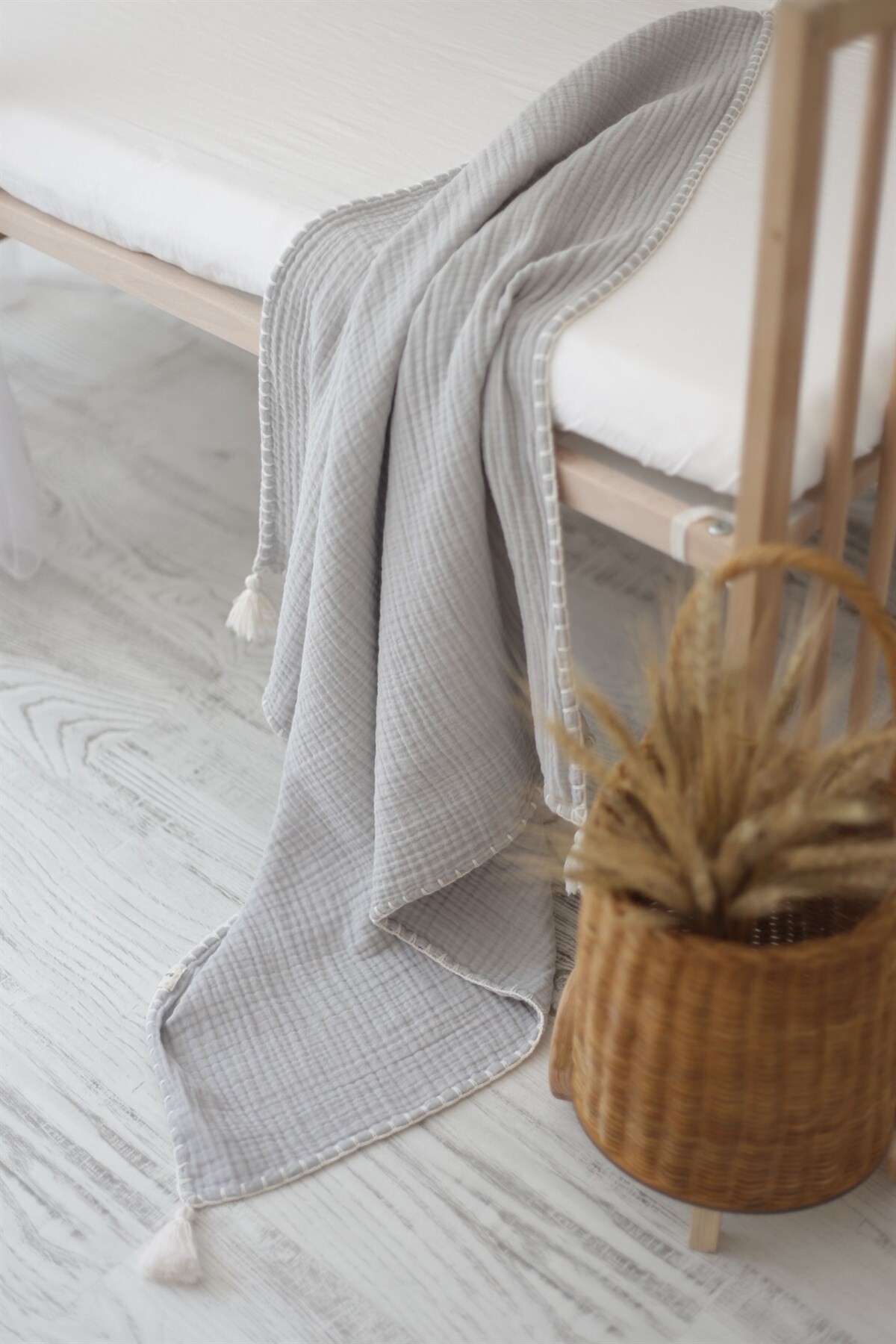 El İşlemeli 4 Katlı Müslin Bebek Örtüsü - Gri / Beyaz