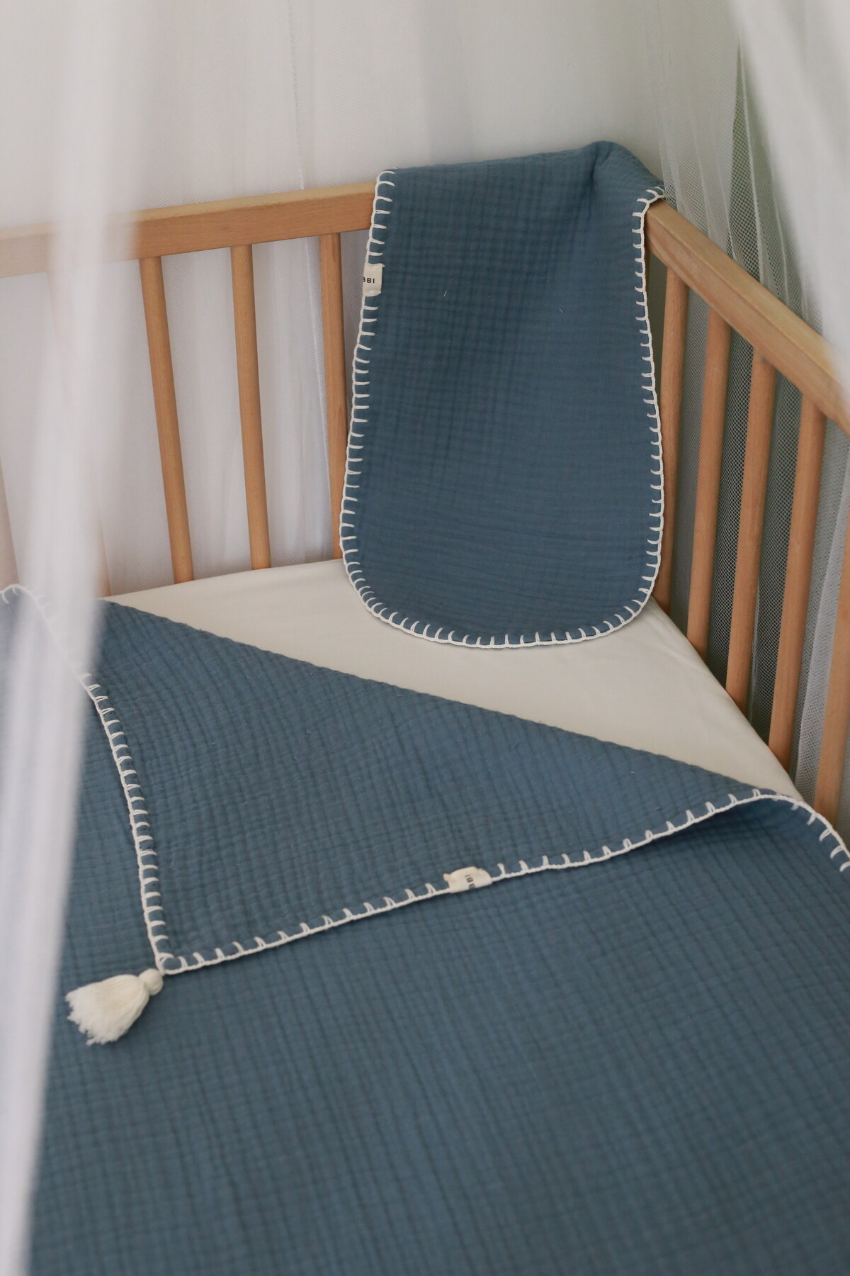 El İşlemeli 4 Katlı Müslin Bebek Örtüsü - İndigo / Ekru