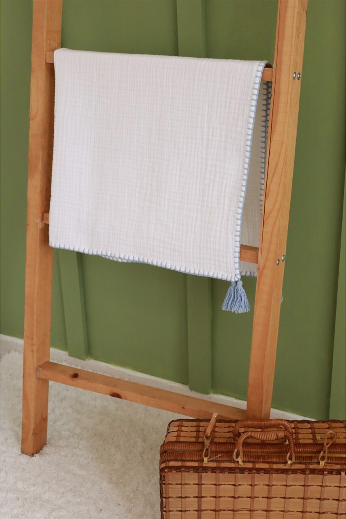 El İşlemeli 4 Katlı Müslin Bebek Örtüsü - Ekru / Soft Mavi