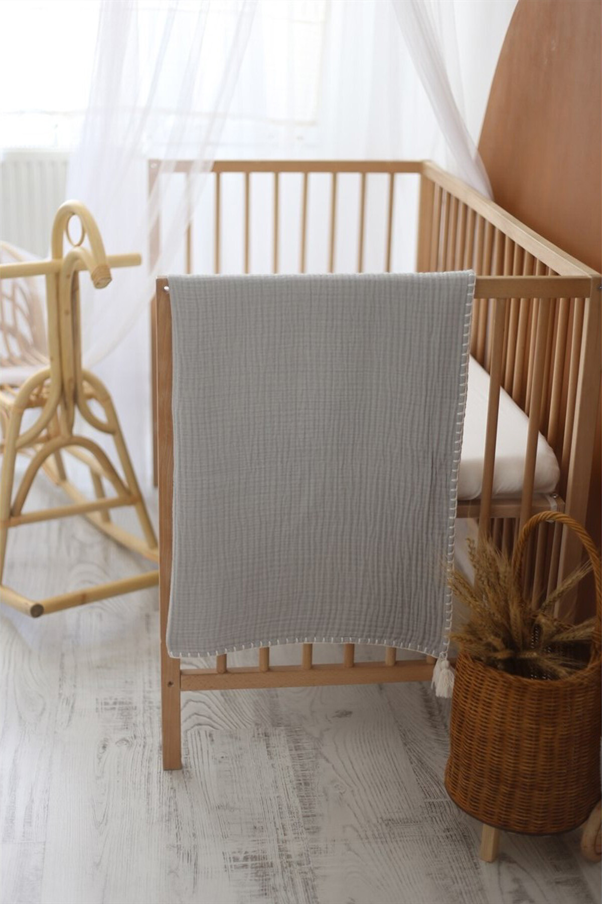 El İşlemeli 4 Katlı Müslin Bebek Örtüsü - Gri / Ekru