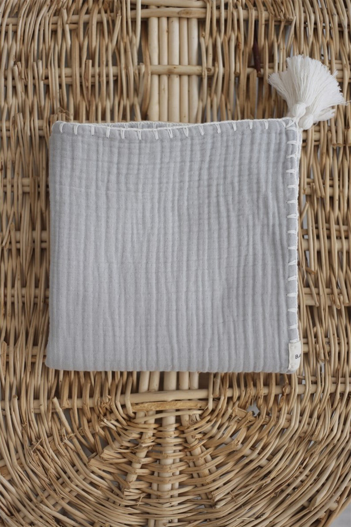 El İşlemeli 4 Katlı Müslin Bebek Örtüsü - Gri / Ekru